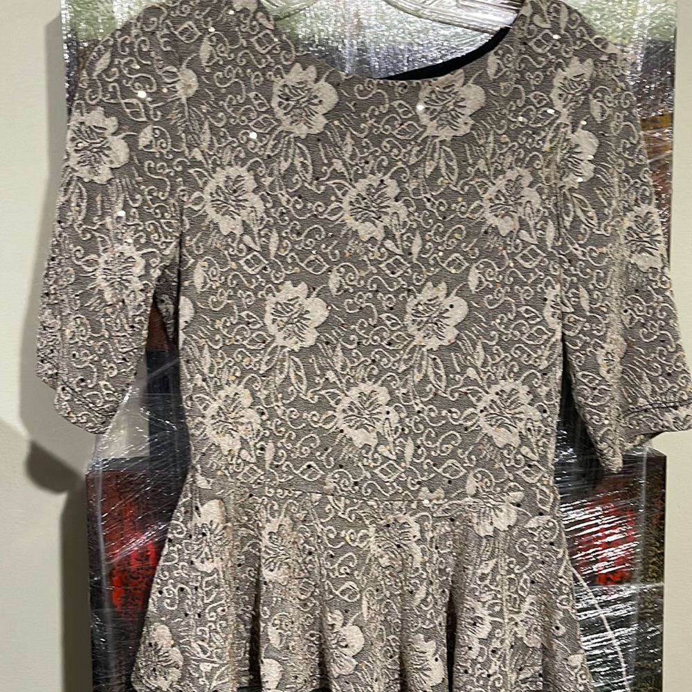 Gold Top w/ Sequins. Size S. Great Condition